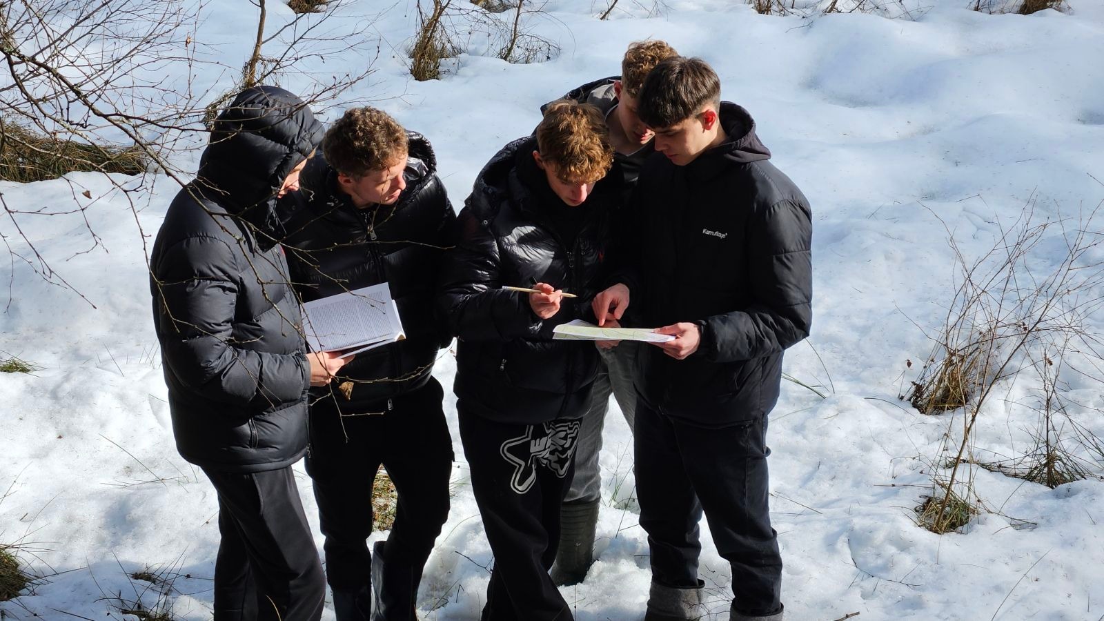 Sportowcy nad jeziorem